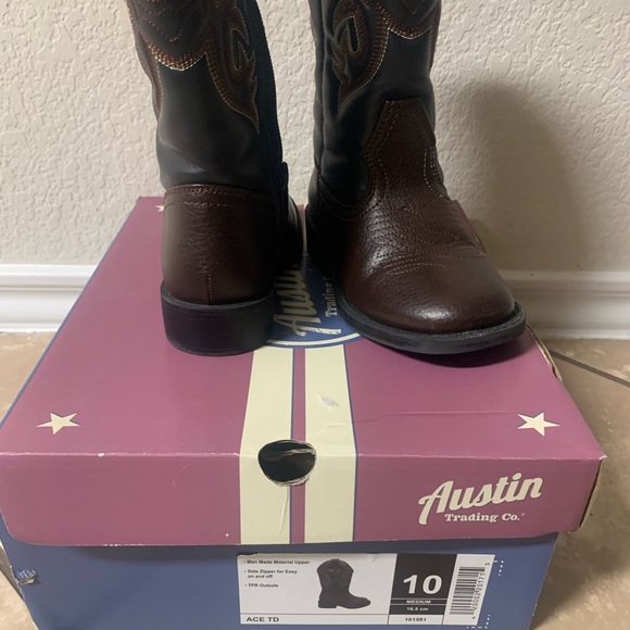 Gently worn brown western boots - Picture 2 of 4